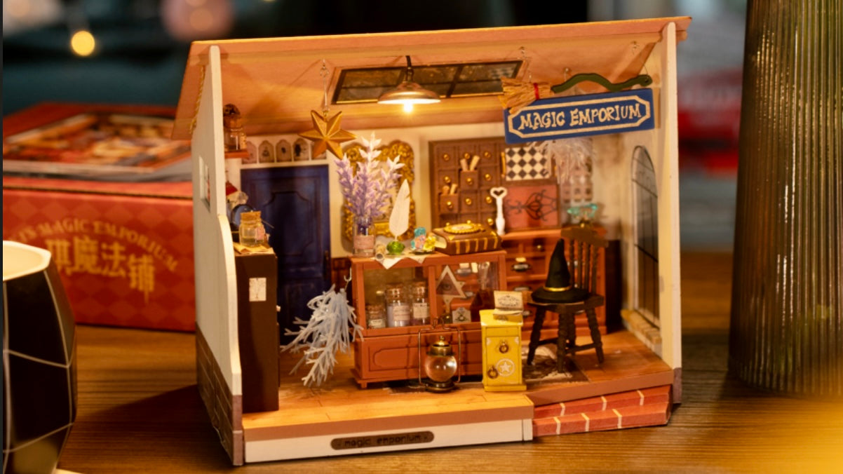 Rolife Miniature Dollhouse: Kiki's Magic Emporium