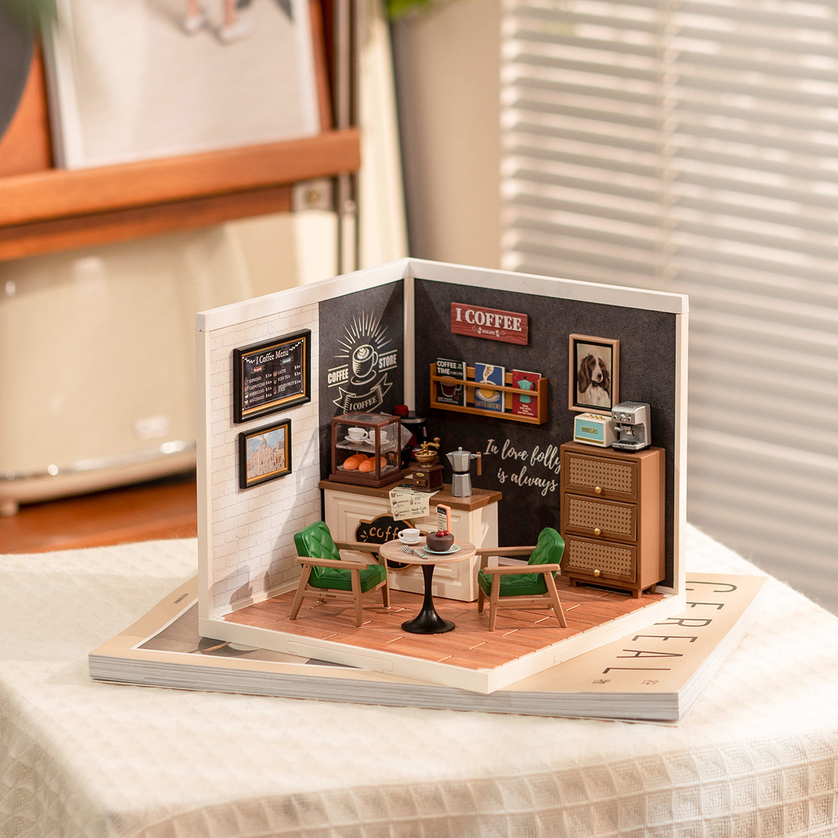 Rolife Super Creator Daily Inspiration Cafe Kit de maison miniature en plastique à faire soi-même DW001 