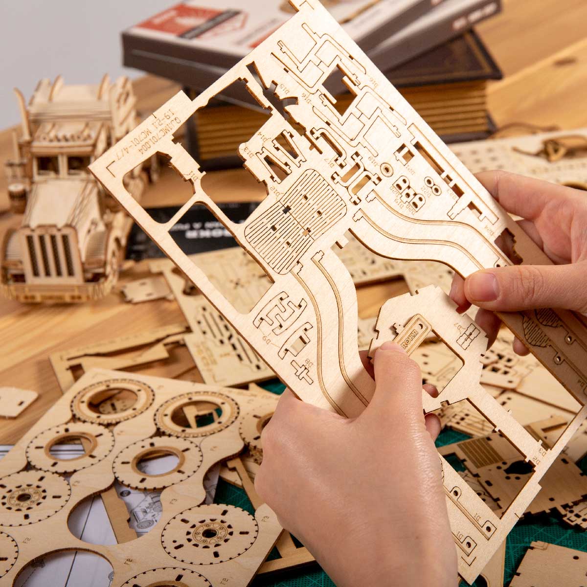 Puzzle 3D en bois modèle réduit de voiture ROKR Grand Prix MC401 